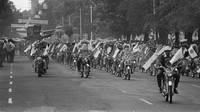 Parade motor juga mejeng di sebuah jalan di Jakarta pada 20 Agustus 1971.