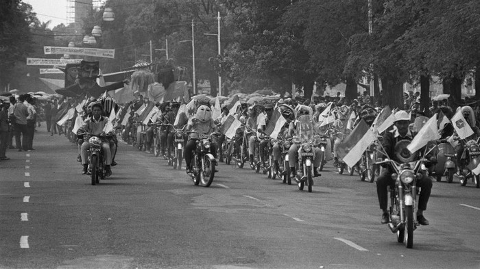 Jauh sebelum dan sesudah Indonesia merdeka pada 1945, sejumlah kendaraan terlihat lalu lalang di beberapa wilayah. Yuk, intip foto-fotonya.