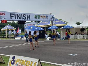 Semangat Gadis Payung di Subang Melawan Stigma Negatif