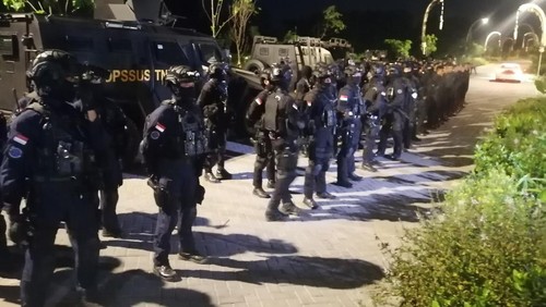Pasukan gabungan TNI saat menjalani latihan puncak di kawasan Serangan, Denpasar, Bali, Rabu (9/11/2022) malam. (Foto: Nuranda Indrajaya/detikBali)