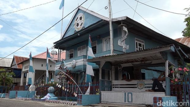 Pasutri di Polewali Mandar Sulbar menyulap seluruh bagian rumah ala Timnas Argentina dalam menyambut Piala Dunia 2022 di Qatar.