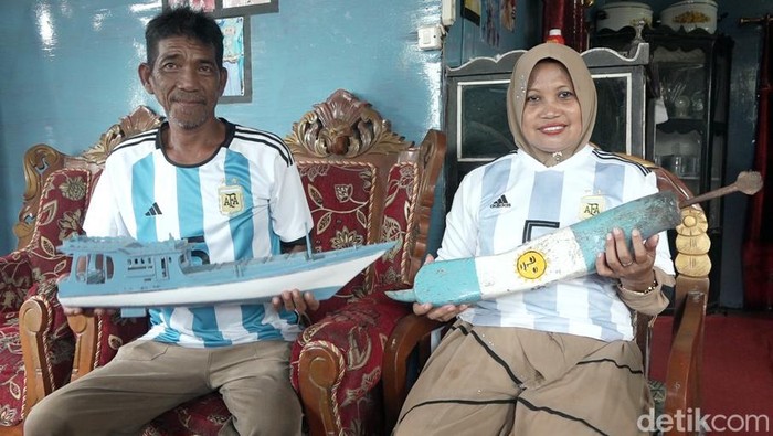 Pasutri di Polewali Mandar Sulbar menyulap seluruh bagian rumah ala Timnas Argentina dalam menyambut Piala Dunia 2022 di Qatar.
