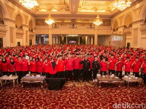 Hasto Gembleng Ribuan Kader PDIP Surabaya: Soal Capres, Kewenangan Bu Mega
