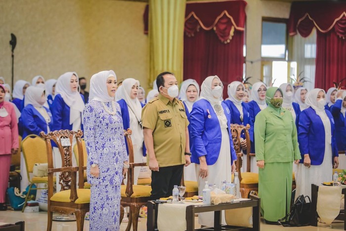 Pelantikan dan pengukuhan dilakukan langsung oleh Ketua DPW IWAPI Jawa Timur, Ir. Nitayudi, MBA.