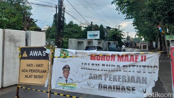 Pemberitahuan penutupan jalan akibat pekerjaan drainase (Nizar Aldi/detikSumut)
