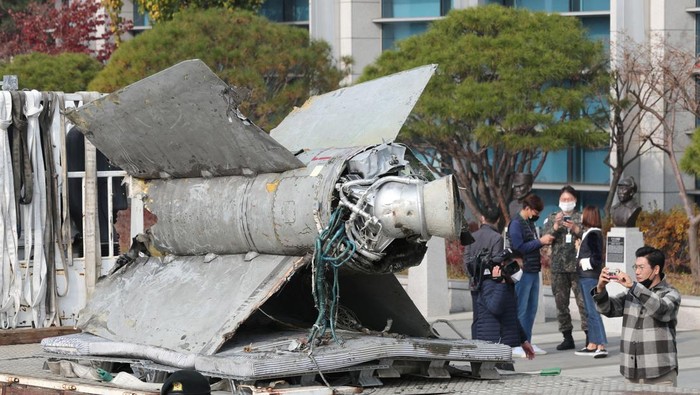 Penampakan Rudal Korut yang Jatuh di Perairan Korsel Debris of a North Korean missile salvaged from South Korean waters that was identified as parts of a Soviet-era SA-5 surface-to-air missile is seen at the Defense Ministry in Seoul, South Korea, November 9, 2022. Yonhap via REUTERS ATTENTION EDITORS - THIS IMAGE HAS BEEN SUPPLIED BY A THIRD PARTY. SOUTH KOREA OUT. NO RESALES. NO ARCHIVE.