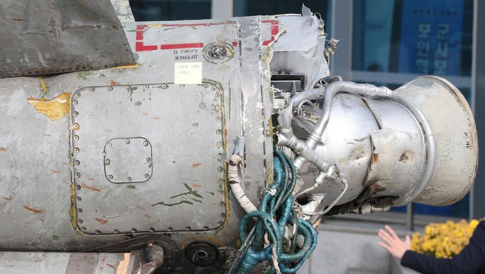 Penampakan Rudal Korut yang Jatuh di Perairan Korsel Debris of a North Korean missile salvaged from South Korean waters that was identified as parts of a Soviet-era SA-5 surface-to-air missile is seen at the Defense Ministry in Seoul, South Korea, November 9, 2022. Yonhap via REUTERS ATTENTION EDITORS - THIS IMAGE HAS BEEN SUPPLIED BY A THIRD PARTY. SOUTH KOREA OUT. NO RESALES. NO ARCHIVE.