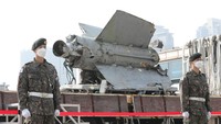 Puing-puing rudal Korea Utara yang diselamatkan dari perairan Korea Selatan yang diidentifikasi sebagai bagian dari rudal permukaan-ke-udara SA-5 era Soviet terlihat di Kementerian Pertahanan di Seoul, Korea Selatan, Rabu, (9/11/2022).