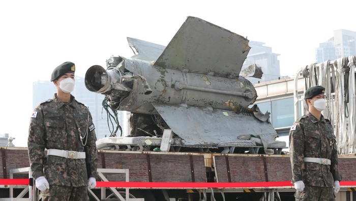Penampakan Rudal Korut yang Jatuh di Perairan Korsel Debris of a North Korean missile salvaged from South Korean waters that was identified as parts of a Soviet-era SA-5 surface-to-air missile is seen at the Defense Ministry in Seoul, South Korea, November 9, 2022. Yonhap via REUTERS ATTENTION EDITORS - THIS IMAGE HAS BEEN SUPPLIED BY A THIRD PARTY. SOUTH KOREA OUT. NO RESALES. NO ARCHIVE.