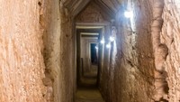 Arkeolog juga menemukan terowongan sepanjang 1.305 meter di bawah sebuah kuil di Taposiris Magna, sebuah kota kuno yang terletak di sebelah barat Alexandria, Mesir.Diperkirakan, terowongan besar itu digunakan untuk mengangkut air ke warga dan merupakan replika yang mirip dengan Terowongan Eupalinos di pulau Samos, Yunani, yang telah dianggap sebagai keajaiban teknologi. (Foto: FB Kementerian Pariwisata & Benda Antik Mesir)