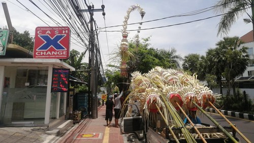 Perajin saat memasang Penjor di kawasan Jalan Bypas Ngurah Rai, Kuta, Badung, Bali, Rabu (9/11/2022).
