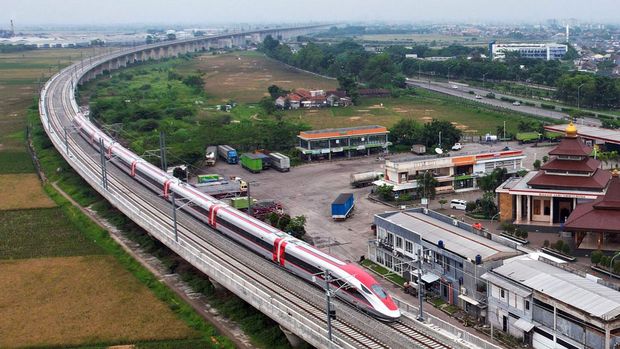 Foto udara kereta Cepat Jakarta-Bandung melaju selama persiapan uji coba dinamis, di Tegalluar, Jawa Barat, Rabu (9/11/20222). Uji coba ini merupakan persiapan menuju puncak uji coba dinamis yang akan dilakukan 16 November mendatang. (Photo by TIMUR MATAHARI/AFP via Getty Images)