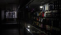 Beberapa pedagang yang ada di pusat kota tersebut membuka toko mereka dengan cahaya seadanya.