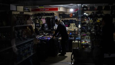 Listrik Padam Digempur Rusia, Pertokoan Ukraina Terpaksa Pakai Senter