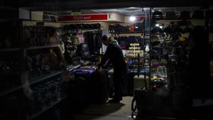 Listrik Padam Digempur Rusia, Pertokoan Ukraina Terpaksa Pakai Senter