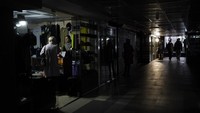 Suasana pertokoan di pusat kota Kyiv, Ukraina yang terlihat gelap, Selasa (8/11/2022).