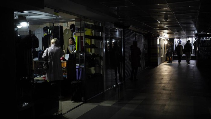 Akibat serangan Rusia yang menargetkan infrastruktur listrik dan air, Pusat kota Kyiv menjadi gelap gulita. Para pedagang membuka toko dengan cahaya seadanya.