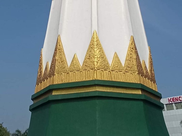 Pesan tersembunyi Bung Karno di balik relief  emas di Tugu Pahlawan