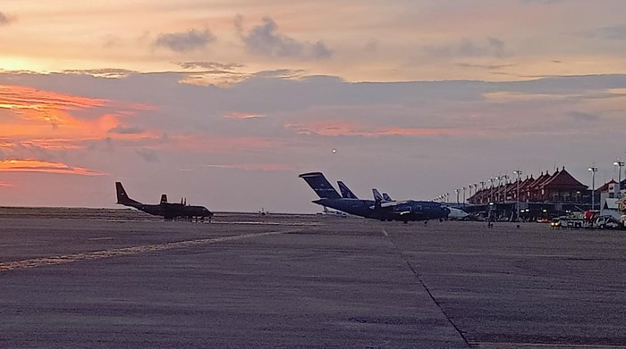 Pesawat militer AS yang mengirim logistik untuk KTT G20 tiba di Bali, Rabu (9/11/2022). (Triwidiyanti/detikBali)