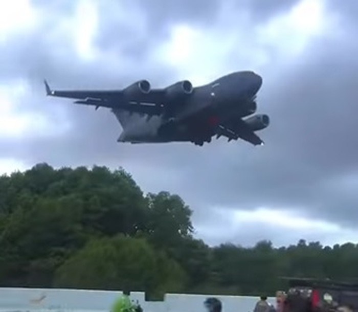 Pesawat tentara AS hadir di Bali untuk memberi dukungan logistik kepada para delegasi AS di KTT G20 Bali Pesawat tentara AS hadir di Bali untuk memberi dukungan logistik kepada para delegasi AS di KTT G20 Bali