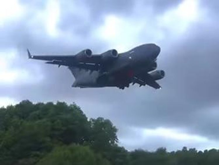 Potret Pesawat Jumbo Tentara AS yang Bikin Heboh Melayang di Langit Bali