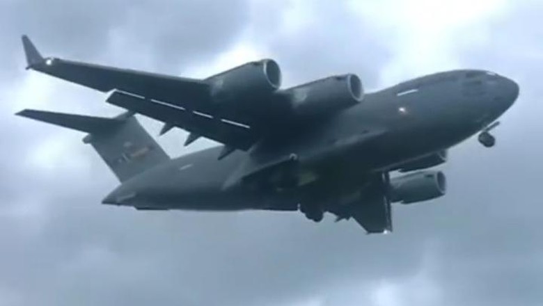Pesawat US Air Force ketika hendak mendarat di Ngurah Rai, Bali Selasa (8/11/2022).
