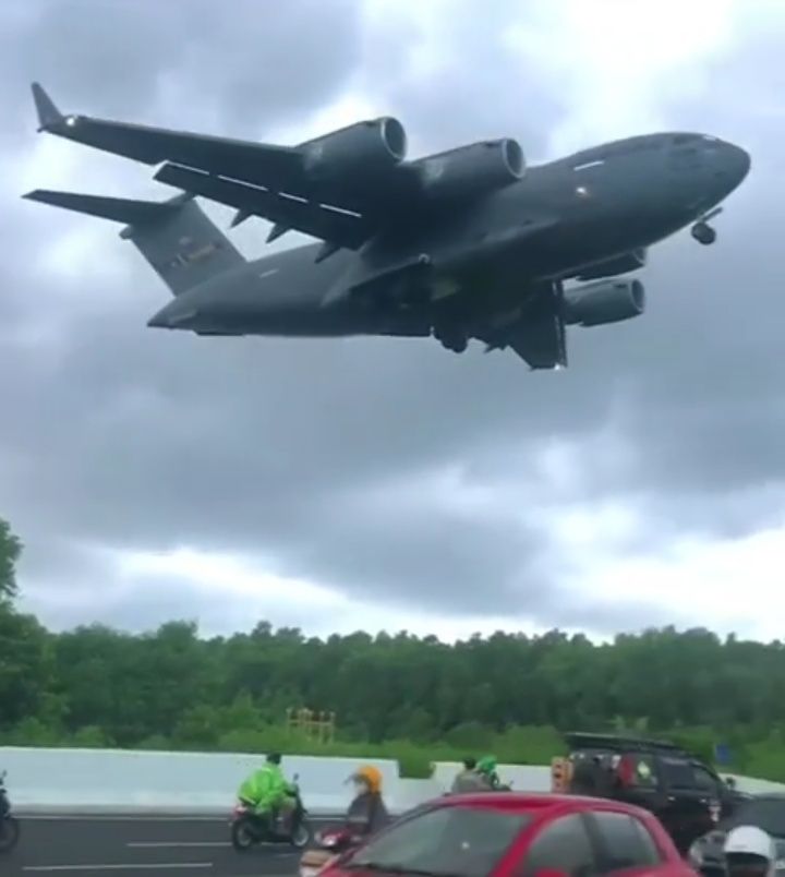 Pesawat US Air Force ketika hendak mendarat di Ngurah Rai, Bali Selasa (8/11/2022).