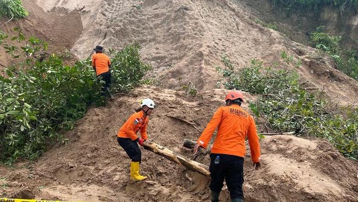 Personel BPBD mencari korban tertimpa longsor di Agam, Sumbar. (Foto: Istimewa)