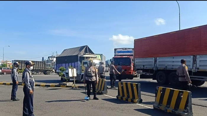 Petugas keamanan saat memeriksa seluruh kendaraan masuk Pulau Bali di Pelabuhan Gilimanuk, Kelurahan Gilimanuk, Kecamatan Melaya, Kabupaten Jembrana, Bali, Selasa (08/11/2022).