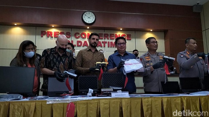 Polda Jatim menggulung sindikat penyebar scampage untuk mencuri data yang beromzet Rp 5 miliar