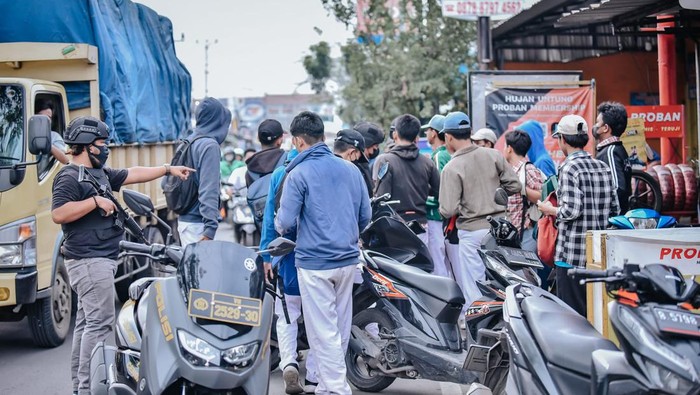 Polisi geledah pelajar pulang sekolah antisipasi tawuran di Jakbar.