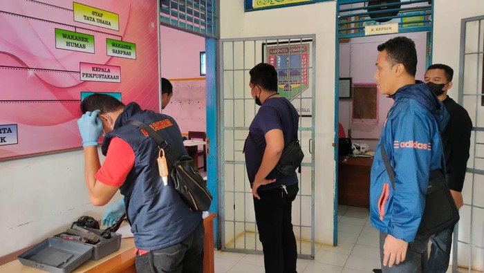 Polisi olah TKP di sekolah yang dibobol maling di Ungaran.
