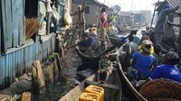 Orang-orang bepergian dengan perahu di Makoko. Makoko merupakan sebuah permukiman terapung kumuh dan terpadat yang berada di Lagos State, Nigeria.   