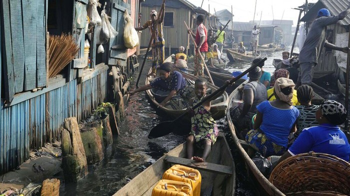 Suasana pemukiman terapung kumuh dan terpadat di Makoko, Lagos, Nigeria, Selasa (8/11/2022).