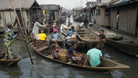 Permukiman ini berada di tepi pantai laut Samudera Atlantik. Dulunya, Makoko merupakan sebuah kawasan kampung kecil yang dibangun oleh nelayan sejak 100 tahun lalu.   
