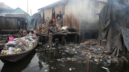 Suasana pemukiman terapung kumuh dan terpadat di Makoko, Lagos, Nigeria, Selasa (8/11/2022).