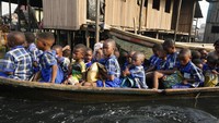 Kendaraan warga di Makoko hanya menggunakan perahu kayu dan berjalan melalui kanal-kanal yang dibangun mengelilingi rumah.   