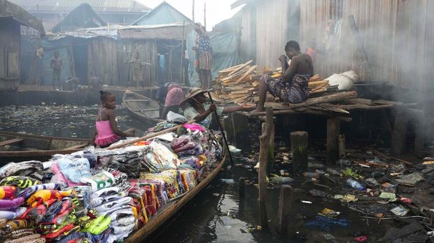 Suasana pemukiman terapung kumuh dan terpadat di Makoko, Lagos, Nigeria, Selasa (8/11/2022).