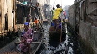 Karena Makoko tidak memiliki infrastruktur dasar seperti air bersih, listrik, tempat pembuangan sampah dan lain sebagainya, sehingga air laut di Makoko menjadi berminyak, berwarna hitam serta mengeluarkan bau yang menyengat, dan sampah menjadi berserakan dimana-mana.  