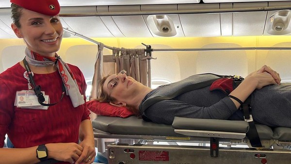 Karena tingginya, Gelgi tidak bisa duduk di kabin pesawat. Untuk menyiasatinya, Turkish Airlines rela mencopot enam kursi pesawat dan menggantinya dengan tandu.   