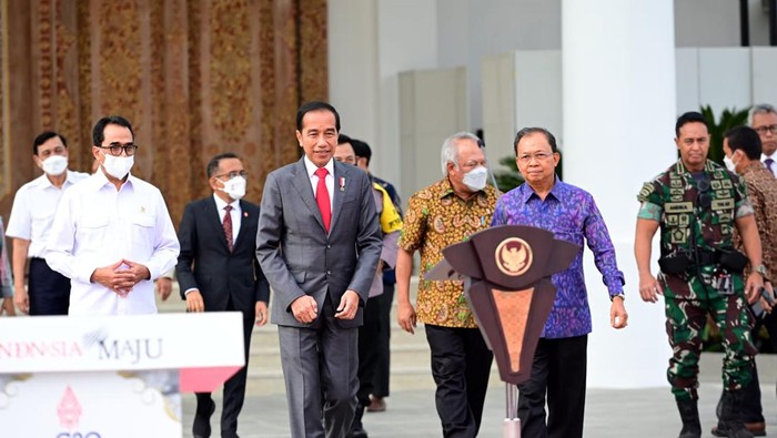 Presiden Joko Widodo (Jokowi) meresmikan infrastruktur di Bali