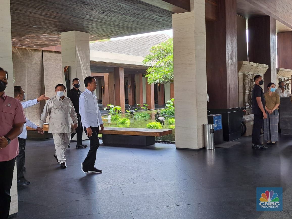 Presiden Jokowi usai menggelar Rapat Terbatas di Apurva Kempinski Bali. (CNBC Indonesia / Hadijah Alaydrus)