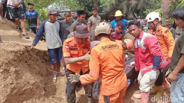 Proses evakuasi pekerja tertimbun longsor galian C di Agam, Sumbar.