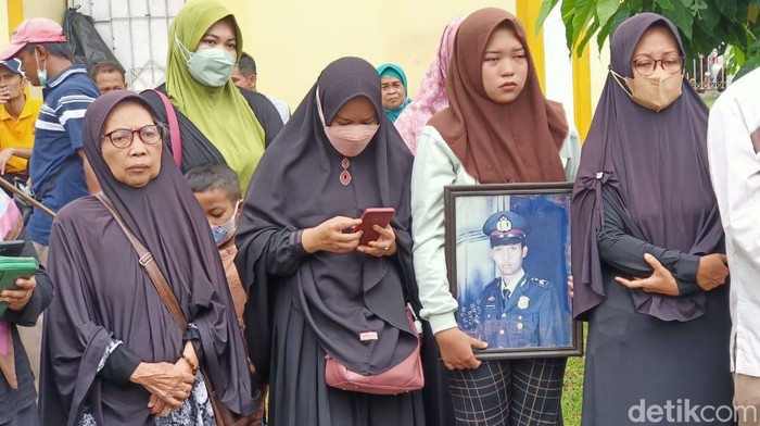Proses pemakaman Aiptu Asep Wahyudi.