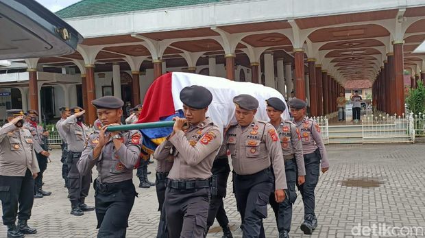 Proses pemakaman Aiptu Asep Wahyudi.