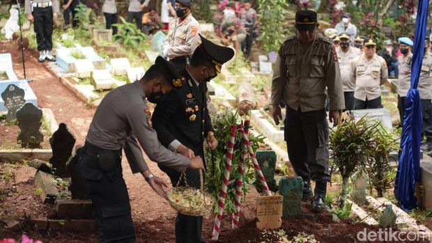 Proses pemakaman Aiptu Asep Wahyudi.
