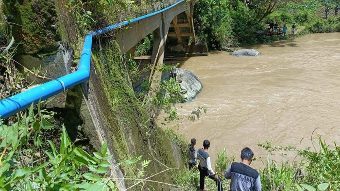 Proses pencarian Babinsa di Toraja Utara, Sulsel yang hanyut di sungai.