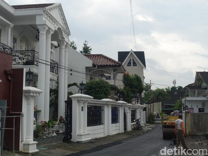Proses pengaspalan di depan rumah Erina Sofia Gudono, Rabu (9/11/2022) sore.