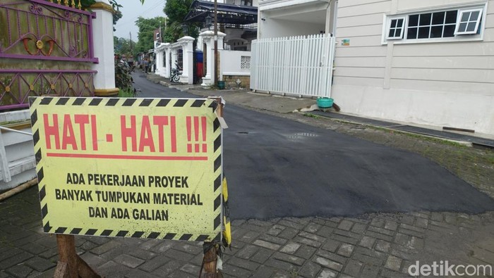 Proses pengaspalan di depan rumah Erina Sofia Gudono, Rabu (9/11/2022) sore. Proses pengaspalan di depan rumah Erina Sofia Gudono, Rabu (9/11/2022) sore.