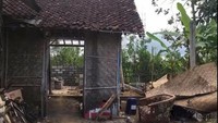 Rumah Farel Prayoga sebelum direnovasi memiliki dinding dari anyaman bambu. Foto: YouTube Arista Record